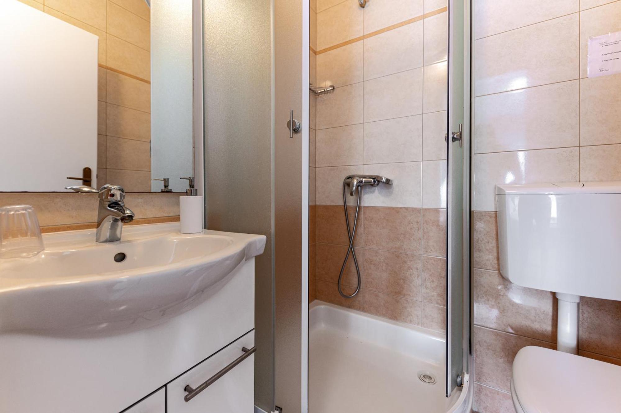 Bed And Breakfast Ivona Baska Voda Bagian luar foto