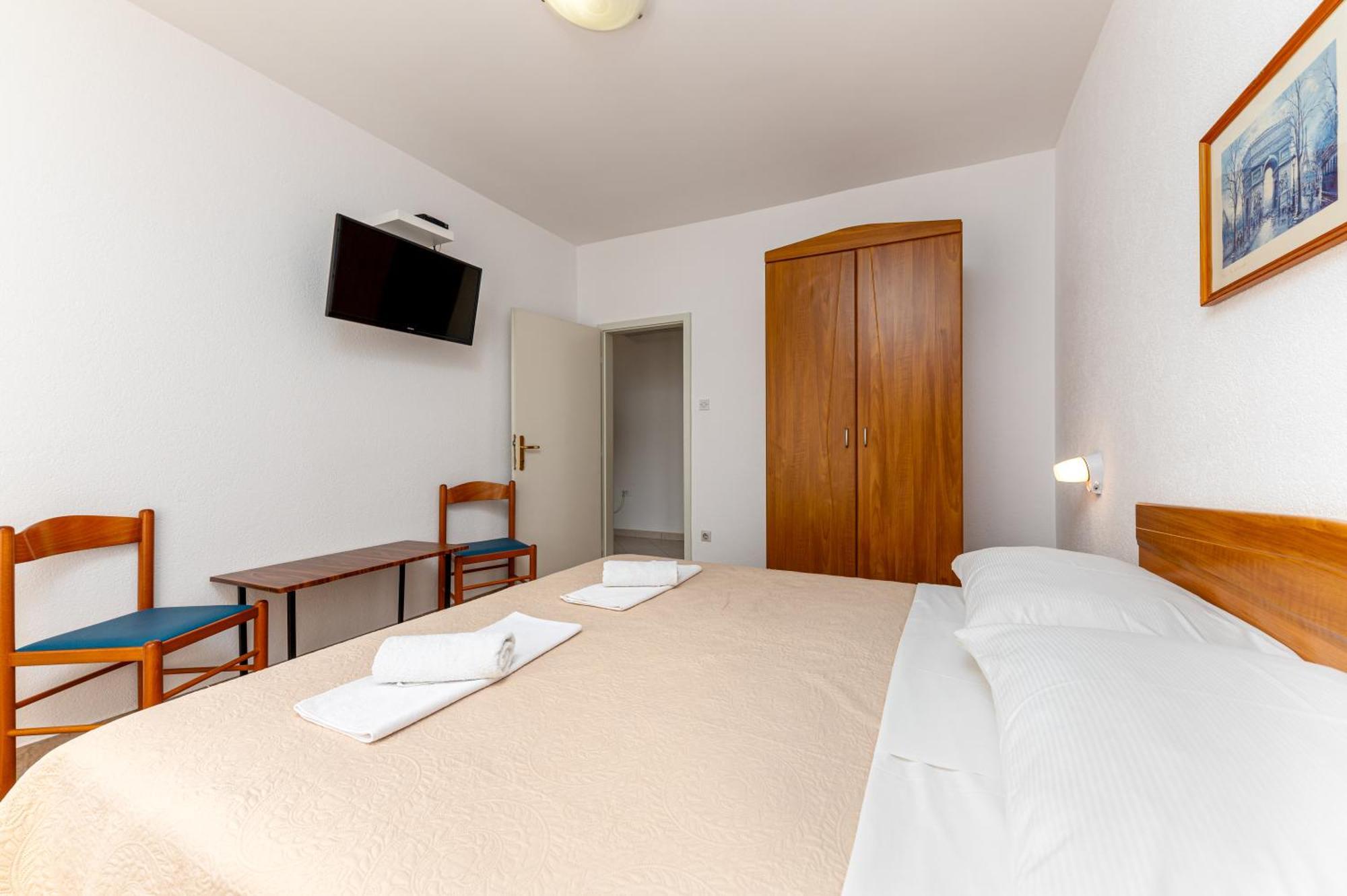 Bed And Breakfast Ivona Baska Voda Bagian luar foto